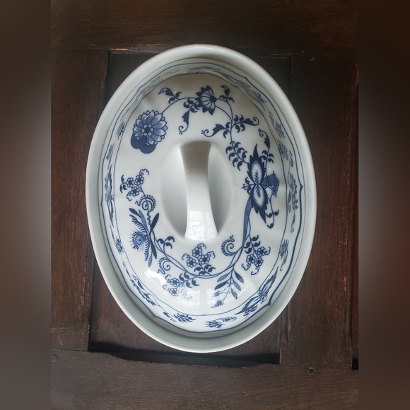 Blue Danube 1.5 Qt. Oval covered casserole - Picture 3 of 4